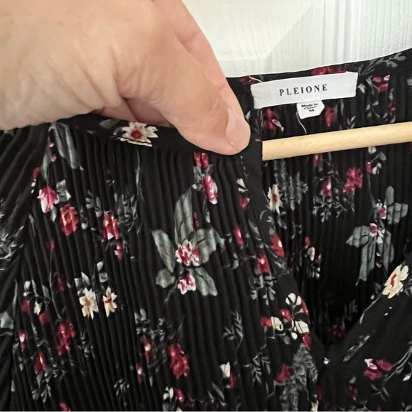 PLEIONE Anthropologie Size Medium Black Floral Top Blouse - Picture 9 of 10
